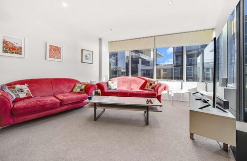 Kingston Apartment | Canberra Lakefront 2-Bed with Pool, Gym & Parking