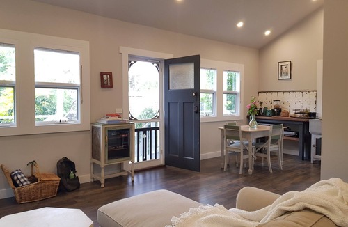 Hepburn House | Candlebark Cottage - Private spa retreat