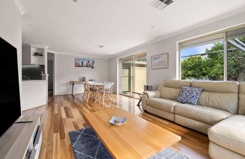 Dunsborough House | Cape Cottage - Beachside Retreat with Outdoor Bath