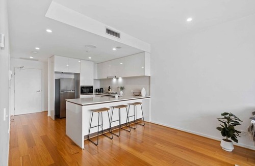 Newstead Apartment | Capri - Executive 1BR in Fortitude Valley plus parking
