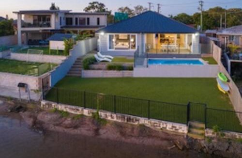 Surfers Paradise House | Capri Waterfront Resort-Style 5BR & Pool