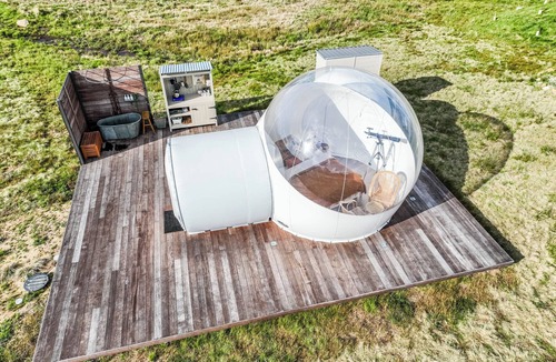 Tenterfield RV Rental | Captain Moonlite Bubbletent with Vintage Outdoor Bath