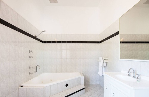 Nedlands Hotel | Captain Stirling Hotel