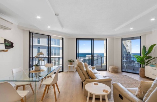 Main Beach Apartment | Carrington Coastal Escape - Views, Wi-fi, Parking