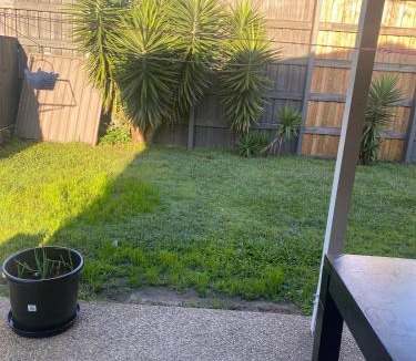 Springfield Lakes House | Casa Bella 1 Bedroom Available shared Quiet Home, Bath Tub, 2 Cats