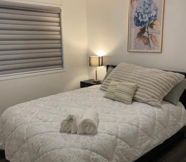 Springfield Lakes House | Casa Bella 1 Bedroom Available shared Quiet Home, Bath Tub, 2 Cats