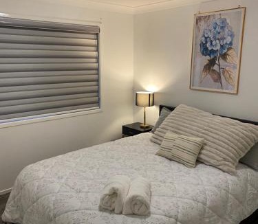 Springfield Lakes House | Casa Bella 1 Bedroom Available shared Quiet Home, Bath Tub, 2 Cats