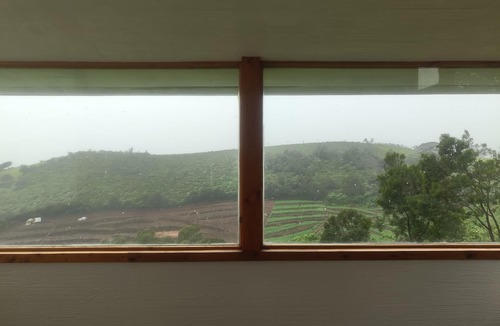 Ithalar Villa | Casa de Amor – Lakeside Escape with Hills, Privacy & Serenity
