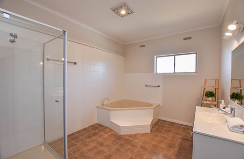 Myrtleford House | Casa Grande - Spacious & Unique Space for Large Groups