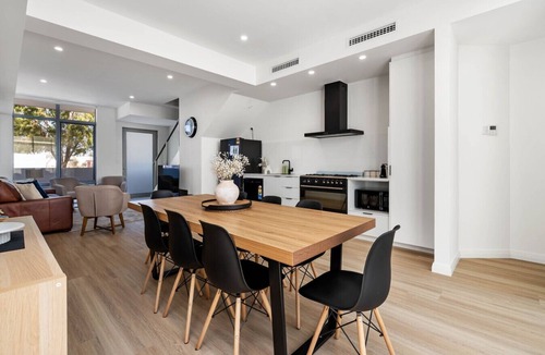 North Coogee House | Casa Tranquilla - Short Walk to North Coogee Beach