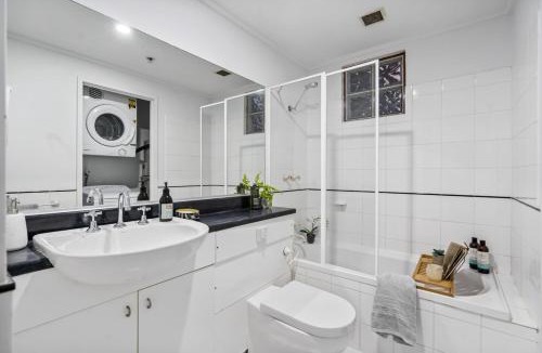 Chinatown Apartment | CBD 3BR - Sleeps 6 on Exhibition