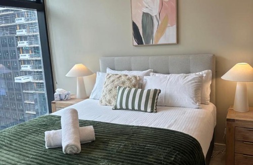 Melbourne Central Business District Apartment | CBD 3Brm Apt with Pool, Gym and CBD Skyline Views