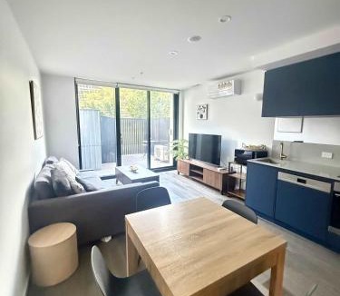 Reid Apartment | CBD - Pool - Sleeps 4 - Parking