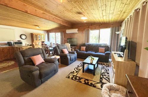 Ventnor House | Cedar Palms Pet friendly close to red rocks beach
