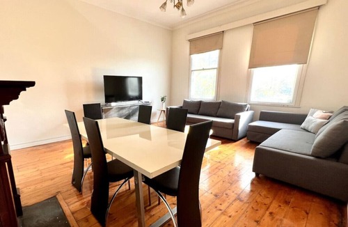 East Melbourne House | Centered Victorian Townhouse