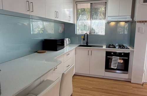 Wembley Apartment | Centra Location. close to the CBD, Beaches,shops and near by attractions.