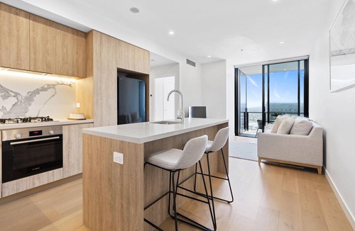 Broadbeach Apartment | Central 1 Bedroom Holiday Unit (No Parking) - Q Stay