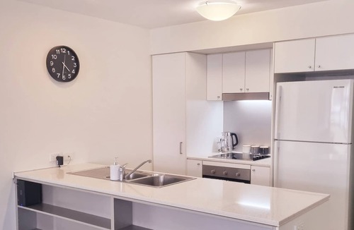 Gladstone Apartment | Central 2 bedroom, 2 bathroom apartment with balcony