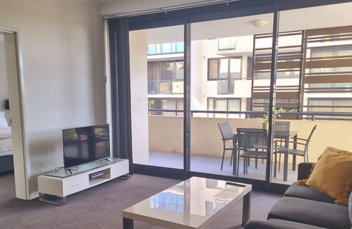 Gladstone Apartment | Central 2 bedroom, 2 bathroom apartment with balcony