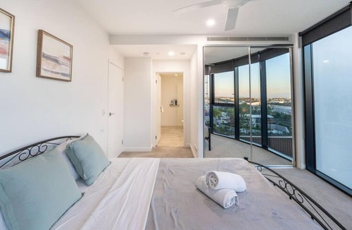 Eagle Farm Apartment | Central 2BR-2BA Resort-Style Retreat In Hamilton M21