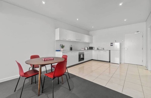 Adelaide Central Business District Apartment | Central Adelaide 2BR | Queen + 2 Singles | WiFi