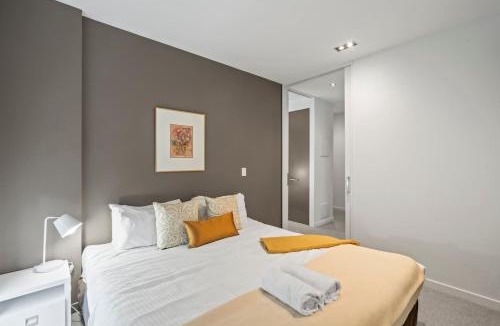 East Melbourne Apartment | Central apt with Parking and Pool
