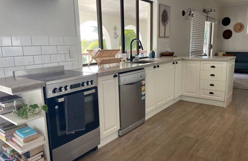 Tannum Sands Apartment | Central Beach Town Gem | Walk to Everything