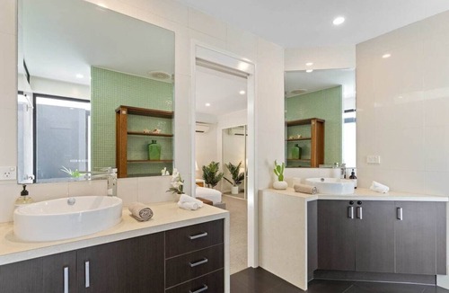 Seven Hills House | Central Brisbane Family Home|Calm Springs|Pool