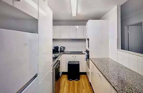 City West Apartment | Central Canberra 3BR , Views Pool Gym & Parking