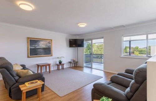 Myrtleford House | Central Chic- Beautifully appointed townhouse