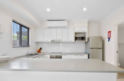 Gladstone House | ​Central Gem: 3BR & 2.5B Townhouse, Walk distance to Shops, Rail, Pool and Parks