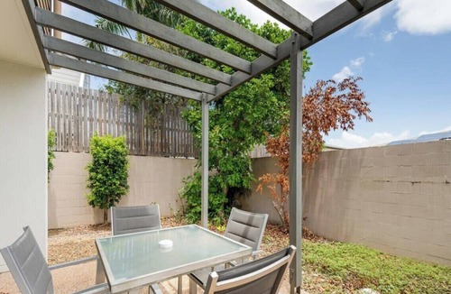 Gladstone House | ​Central Gem: 3BR & 2.5B Townhouse, Walk distance to Shops, Rail, Pool and Parks