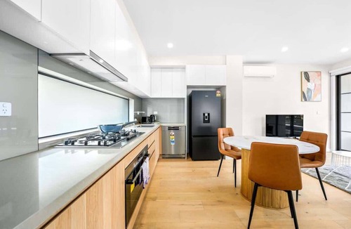 Mount Waverley Condo | Central Mount Waverley Townhouse with parking!