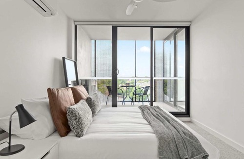 Oakleigh Apartment | Central Oakleigh 2BR Apartment w Parking