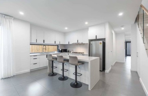 Oakleigh East House | Central Oakleigh East Amenities & Parking