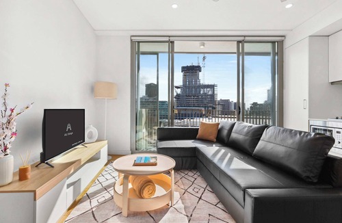 Surry Hills Apartment | Central peaceful 1 bedroom with balcony & aircon
