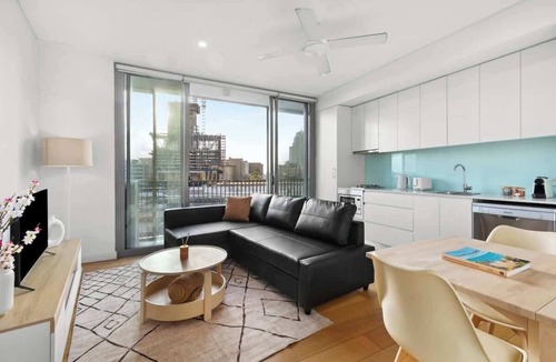 Surry Hills Apartment | Central peaceful 1 bedroom with balcony & aircon
