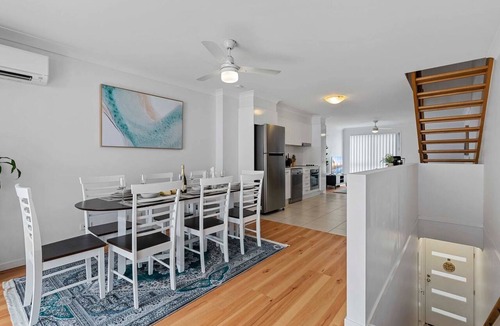 Redcliffe Apartment | Central Redcliffe Coastal Home Walk to Beach