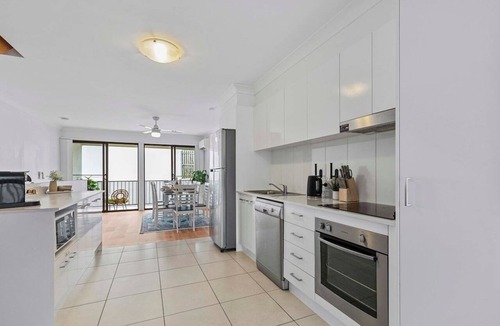 Redcliffe Apartment | Central Redcliffe Coastal Home Walk to Beach