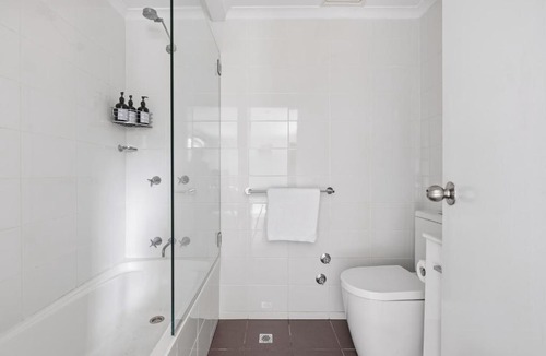 Manly Apartment | Central Studio with Pool, Gym Access 2mins Walk Beach