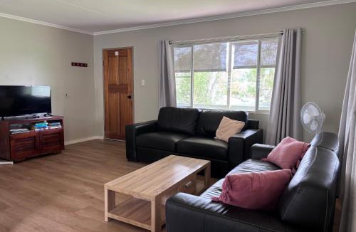 Atherton House | Central, Tidy and Private 3 Bedroom