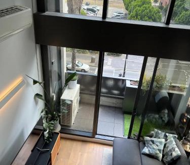 Docklands Apartment | Centrally Located Modern Loft w Free Parking, Infinity Pool, Workspace