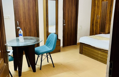 New Delhi Bed & Breakfast | Centrally located Property in South Delhi. Well connected With Metro and Roads