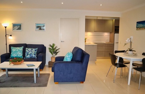 Blueys Beach House | Cerulean Blue Combo PLUS, 7 bedrooms walk to cafes and beach