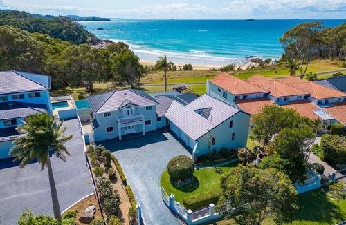 Coffs Harbour Apartment | Charlesworth 15 - Sleeps 15, Beachfront Reserve, Pet Friendly, Amazing Views