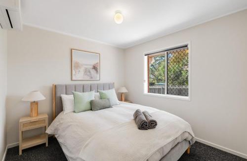 Centenary Heights Apartment | Charm in Leafy Centenary Heights!
