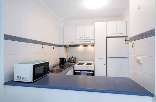 Burleigh Heads Apartment | Charming 1-Bed with pool & close to the beach!