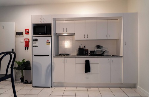 Hamilton Apartment | Charming 2 Apartments in delightful Islington with AC, Balcony & Wifi.