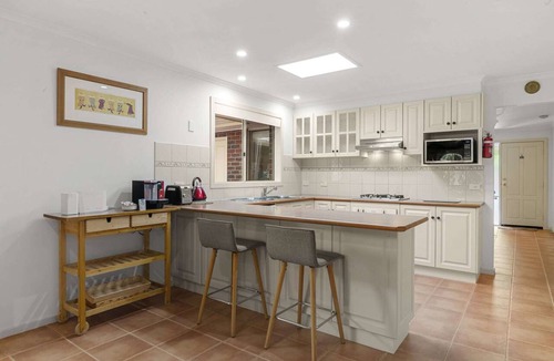 Werribee Apartment | Charming 3-Bed Family Home with Amazing Garden