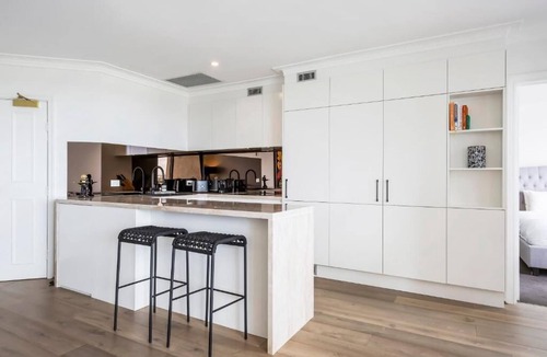 Milsons Point Apartment | Charming 3-Bedroom Apartment with Harbour View, 900m Stroll to Harbour Bridge
